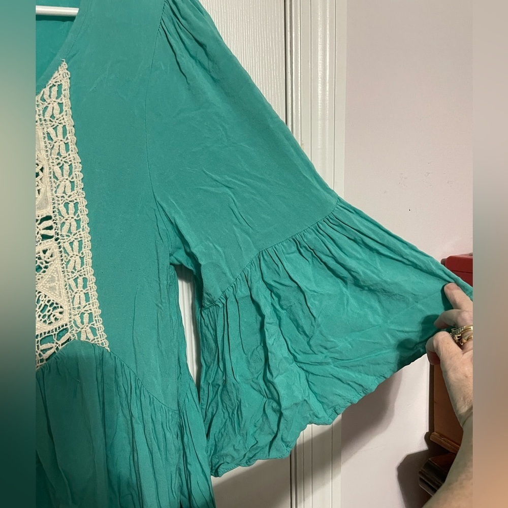 J&M Flutter Sleeve Tunic in Green with Ruffled Sleeve and Lace Embellishments - Picture 3 of 6